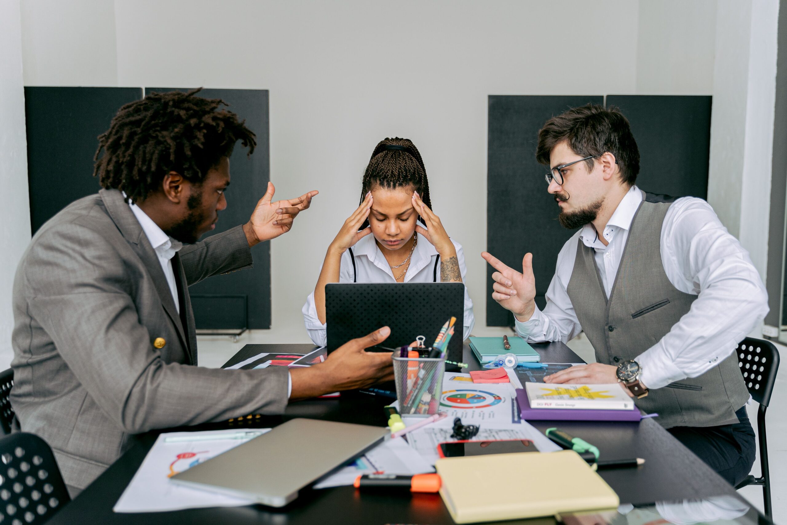 phtos conflit entre associes scaled | Le Roy Associés